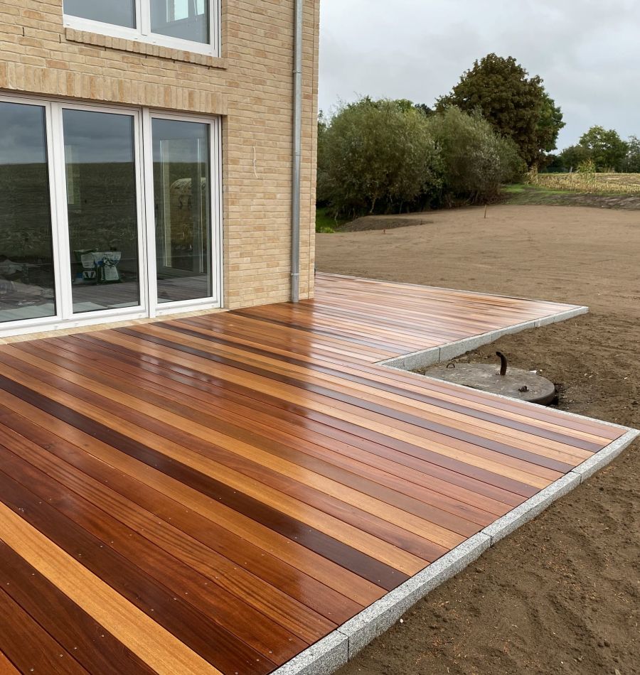 Neue Terrasse mit Garten und Sand