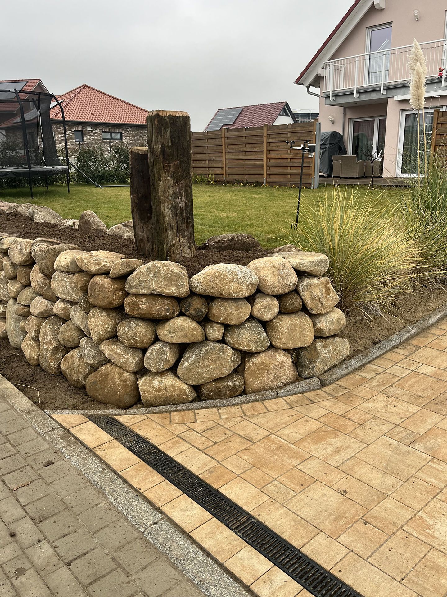 Steinmauer vor dem Garten eines Hauses